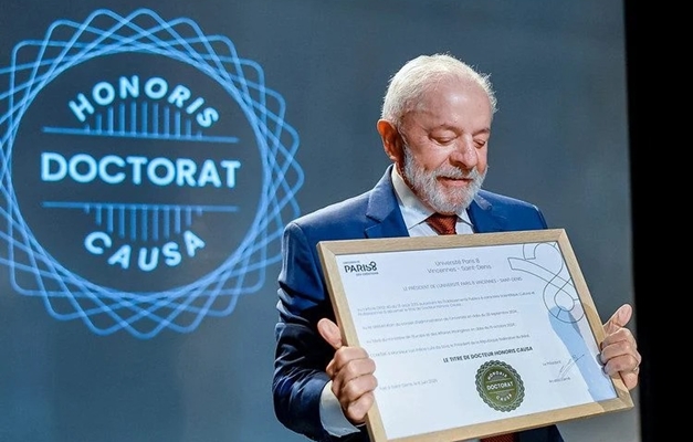Lula recebe título de honoris causa no último dia de agenda em Paris