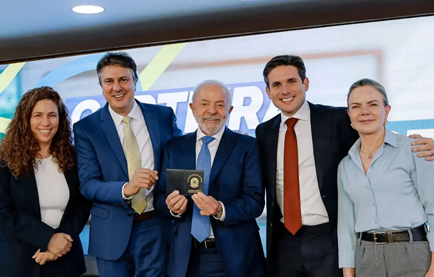 Lula sanciona lei que cria Carteira Nacional do Professor