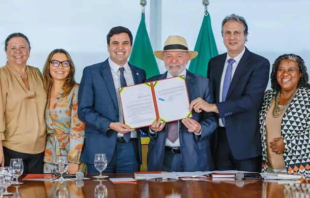 Lula sanciona lei que restringe uso de celular em escolas