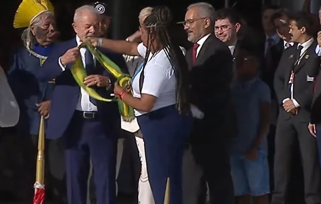 Lula sobe a rampa do Palácio e recebe faixa presidencial das mãos de mulher negra