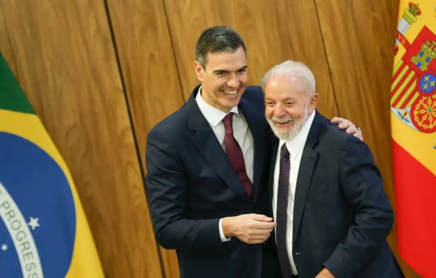 Lula tem conversas telefônicas com presidente espanhol e emir do Catar