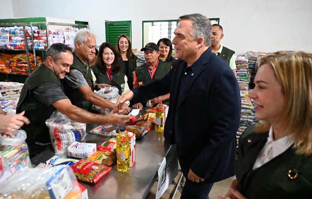 Mabel acompanha montagem de cestas com alimentos arrecadados na Pecuária