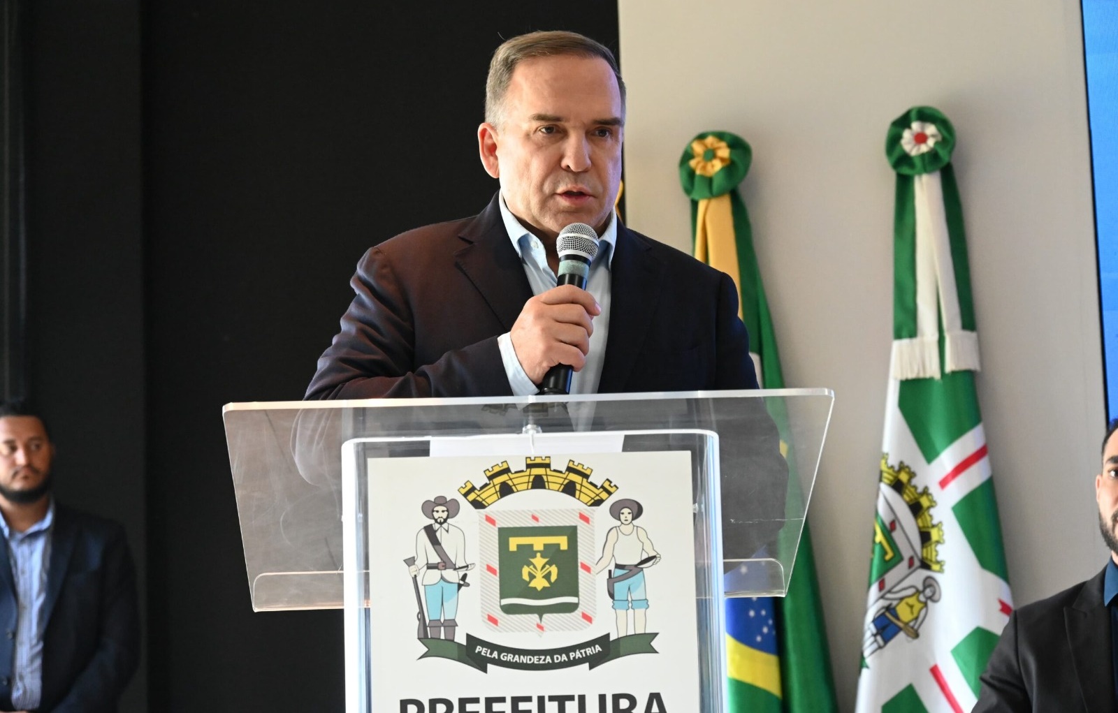 Mabel anuncia bônus para 6 mil servidores administrativos da Educação