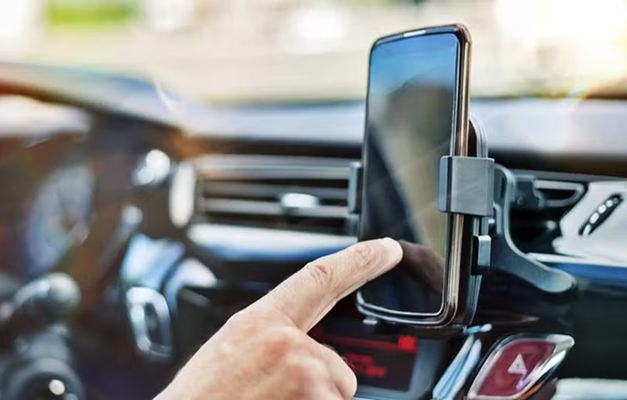 Mabel anuncia novas regras para uso de celular no trânsito de Goiânia