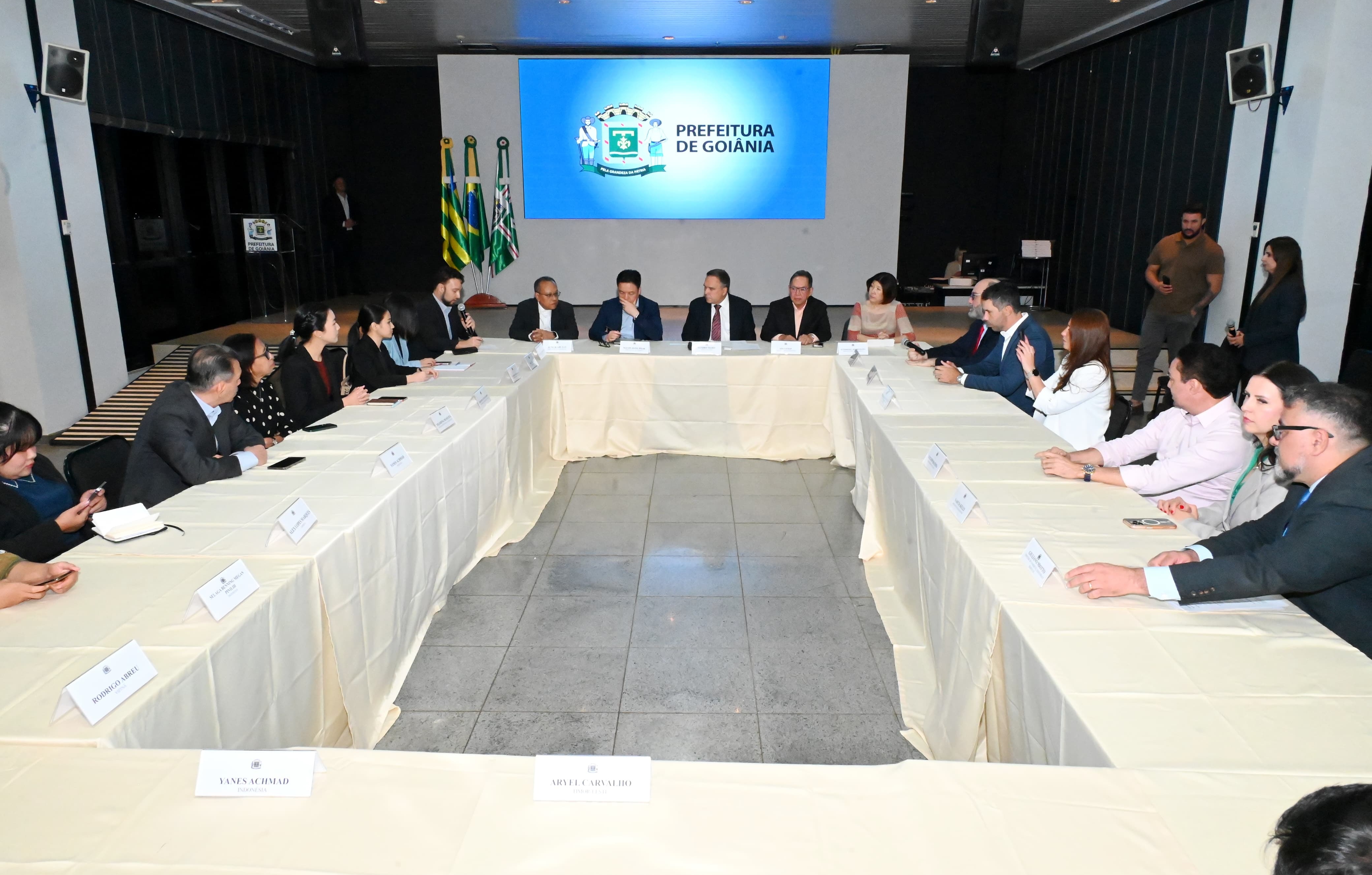 Mabel  apresenta potencialidades de Goiânia em encontro com embaixadores 