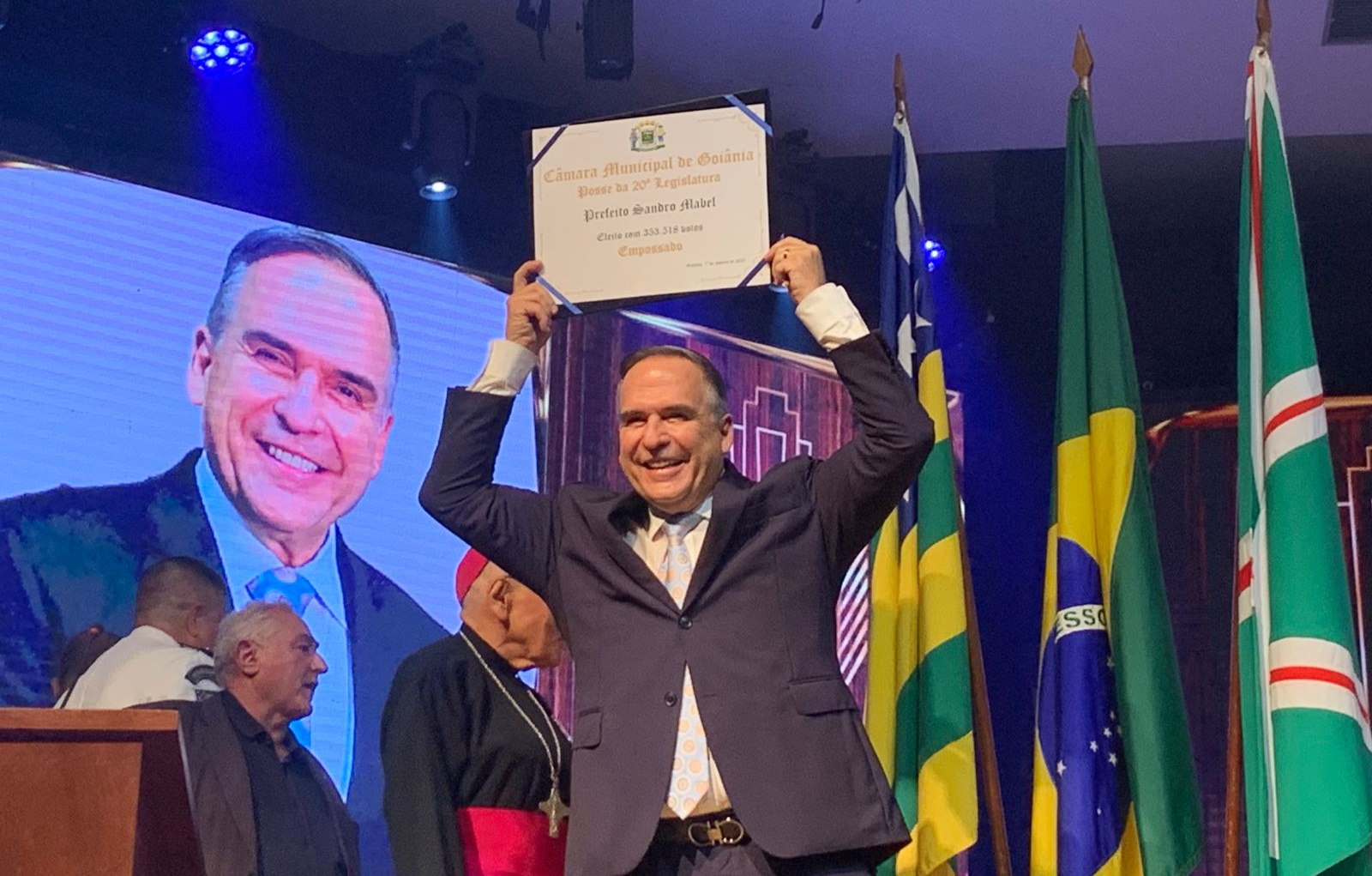 Mabel assume prefeitura com compromisso de "consertar Goiânia"