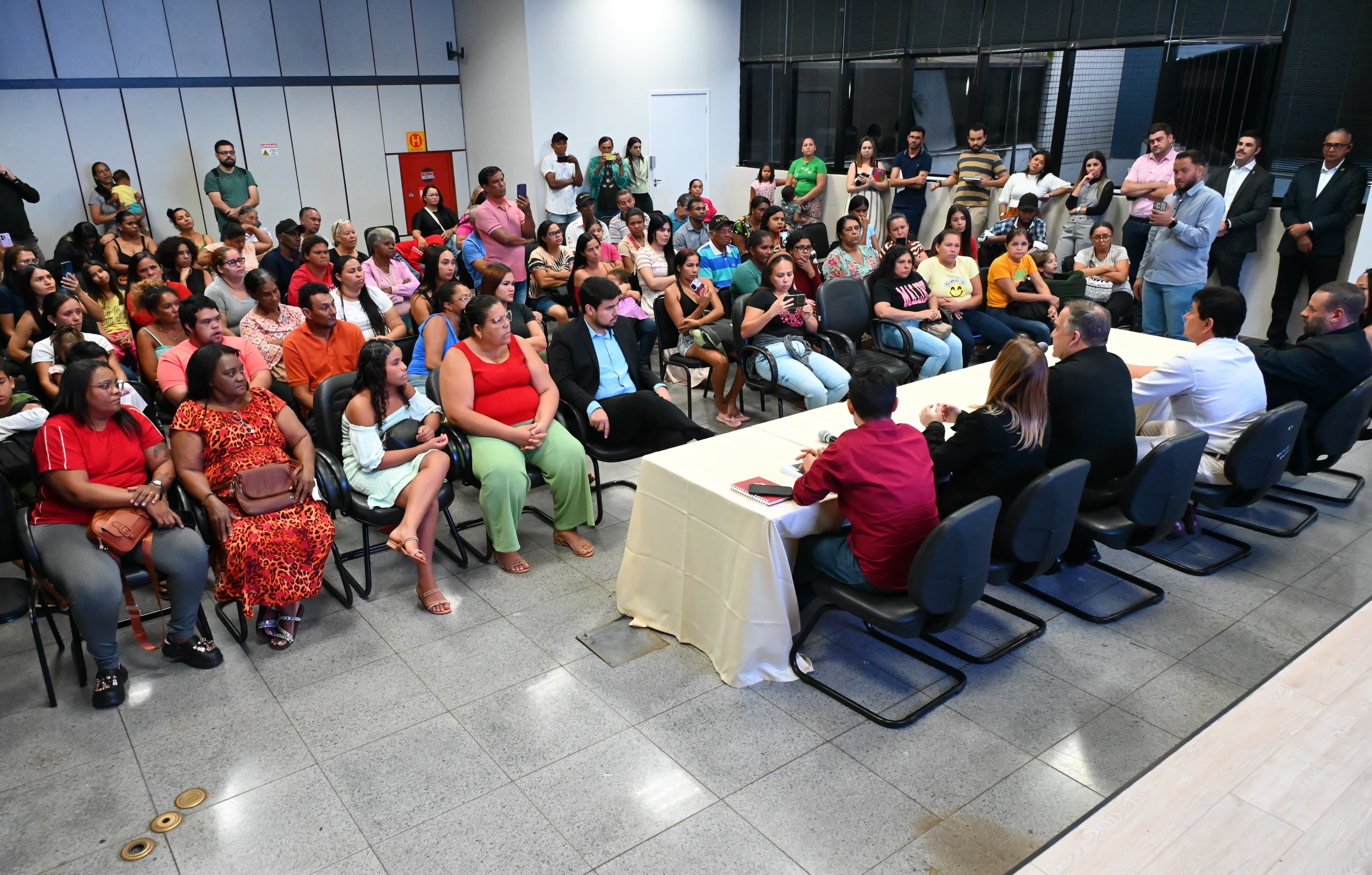 Mabel debate com moradores soluções legais para ocupação Estrela Dalva