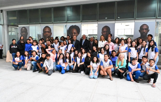 Mabel e alunos da rede municipal visitam exposição sobre Luiz Gama no TRT-GO