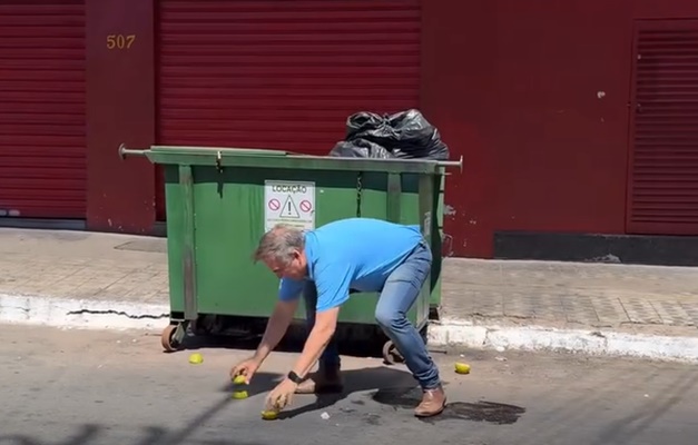 Mabel grava novo vídeo recolhendo lixo na Avenida Anhangura em Goiânia