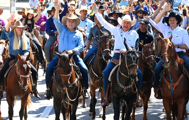 Mabel participa de cavalgada de abertura da Pecuária em Goiânia