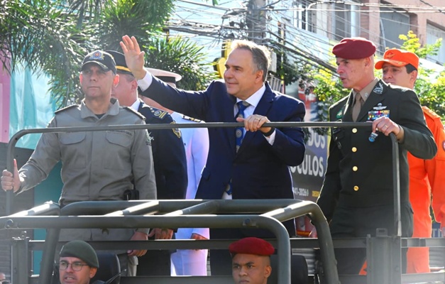 Mabel participa do desfile cívico-militar pelos 92 anos de Goiânia