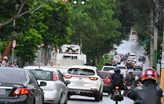 Mabel proíbe estacionamento para liberar 3ª faixa em avenidas de Goiânia