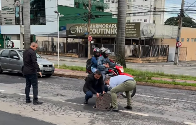 Mabel recoloca tampa de esgoto na Avenida T-63, em Goiânia