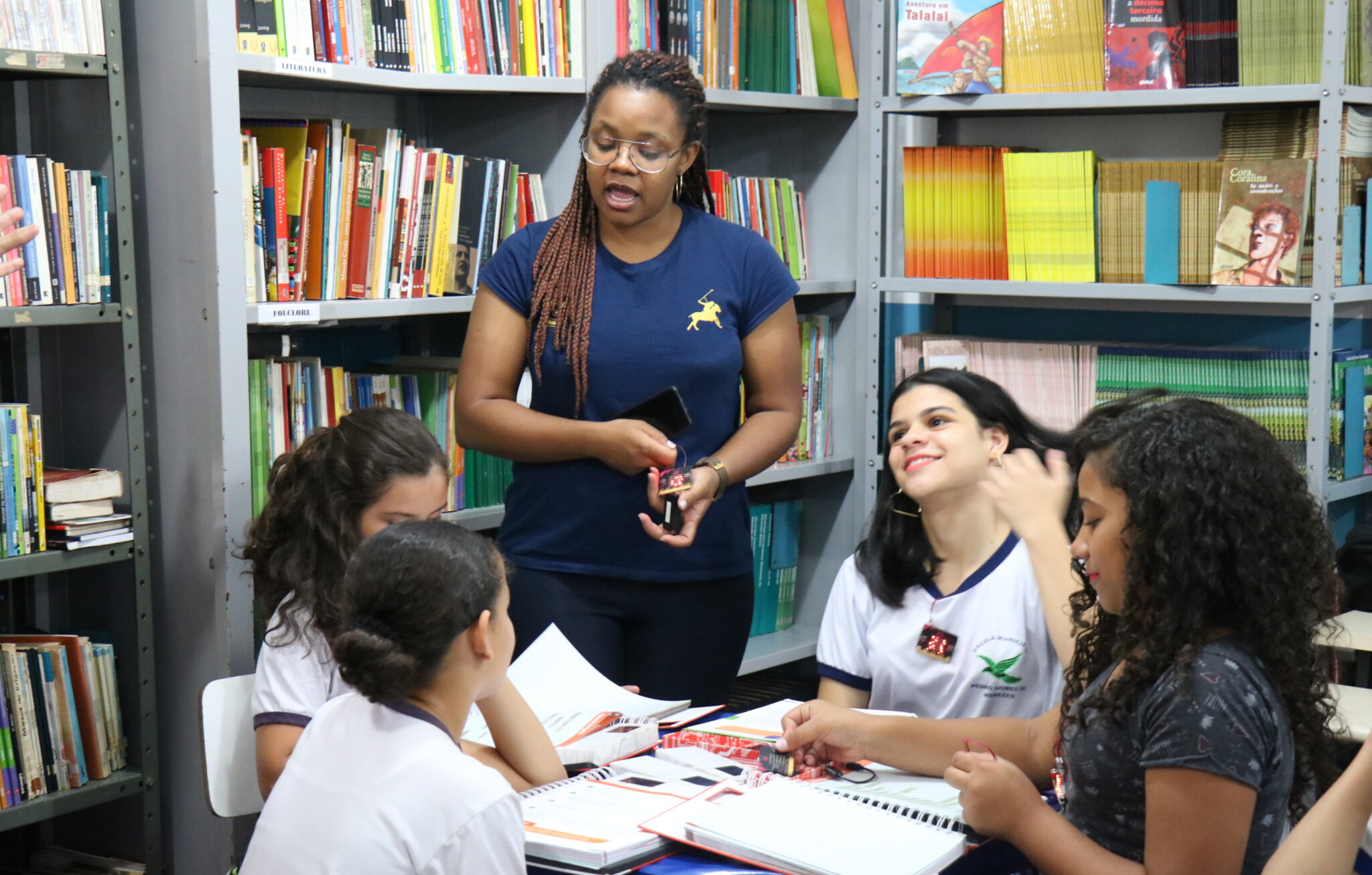 Mabel sanciona lei que eleva piso dos professores da Educação de Goiânia
