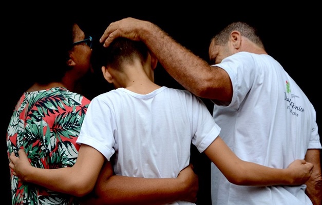 Mabel sanciona lei que incentiva adoção de crianças em Goiânia 