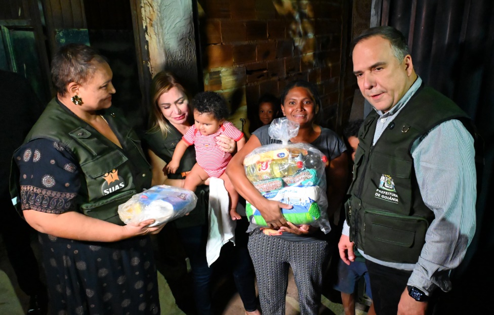 Mabel visita famílias e entrega 100 cestas de alimentos no Jardim Novo Mundo