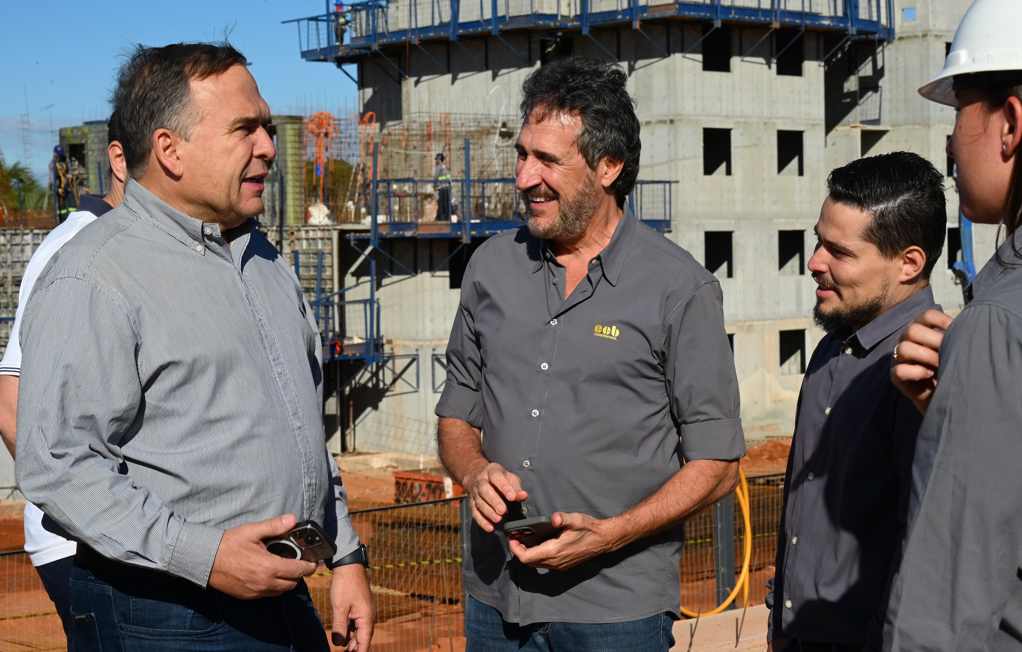 Mabel vistoria obras do Residencial Iris Rezende V em Goiânia 