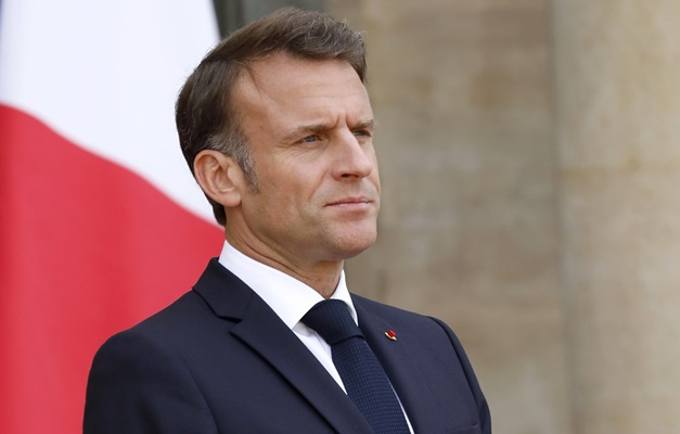 Macron defende Zelensky após bate-boca de presidente com Trump 
