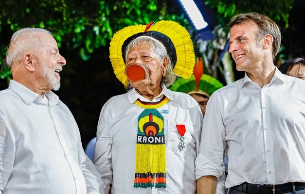 Macron diz que Amazônia é 'cobiçada', promete apoio a indígenas e investimento de R$ 5 bi
