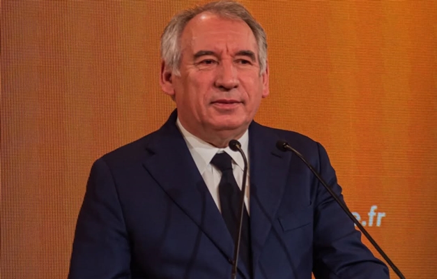 Macron escolhe o centrista François Bayrou como premiê da França