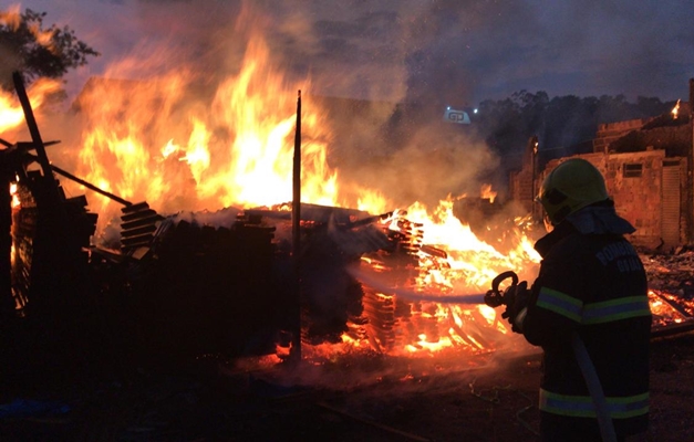 Madeireira em Goianésia pega fogo na manhã desta terça-feira (21/9)