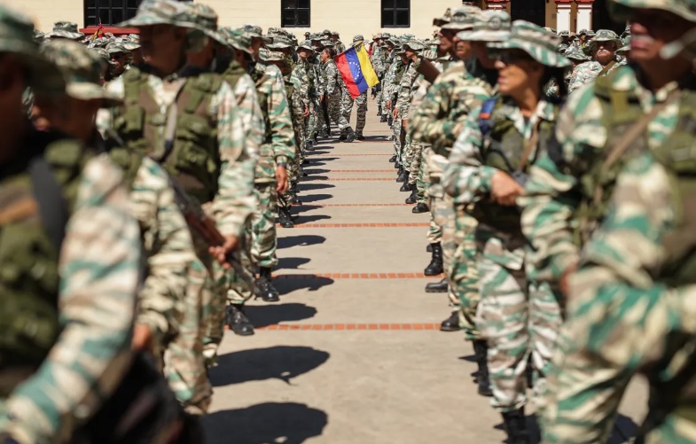 Maduro anuncia envio de 15 mil militares à fronteira com Colômbia