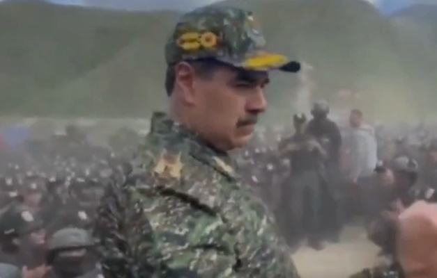 Maduro aparece de farda e se diz pronto para se defender dos EUA