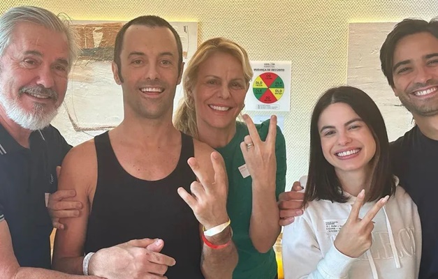 Mãe de Kayky Brito posta foto do ator e comemora: 'Meu filho ganhou uma nova vida'