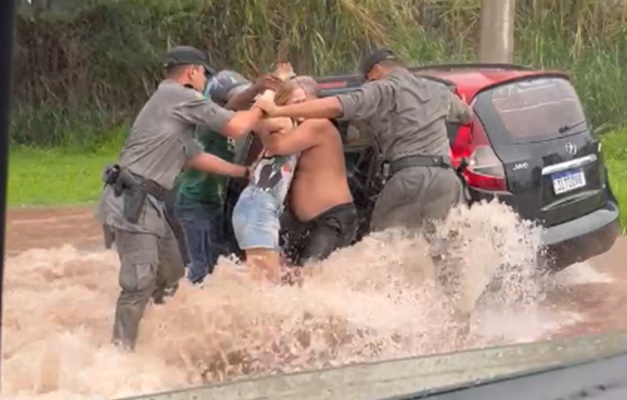 Mãe e filhas são resgatadas de carro preso a enxurrada em Goiânia