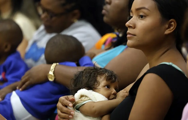 Mães vacinadas contra covid protegem bebês com aleitamento exclusivo
