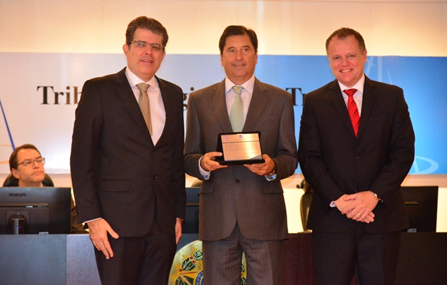 Maguito é homenageado pelo Tribunal Regional do Trabalho de Goiás