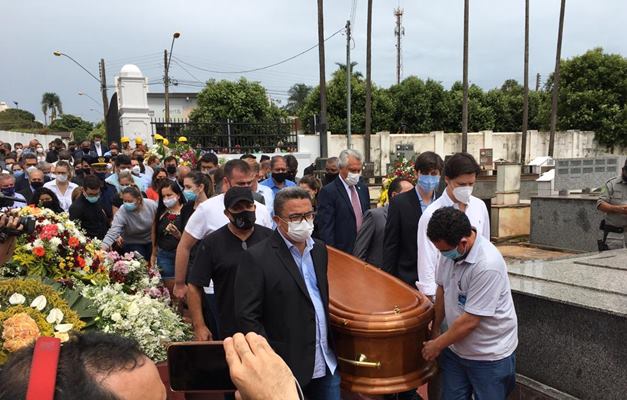 Maguito é sepultado em Jataí sob aplausos e forte comoção