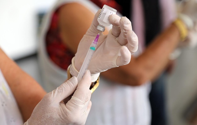 Maioria dos brasileiros não está com a vacinação em dia, diz estudo