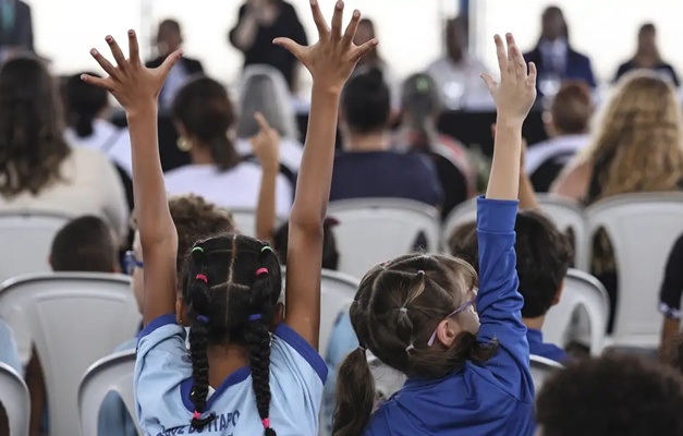 Mais brincadeira, menos tela: confira dicas para uma infância saudável