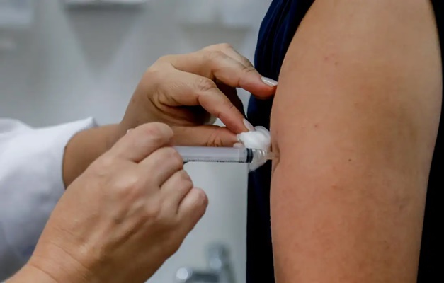 Mais de 1 mil doses de vacina contra a dengue vencem em Goiás