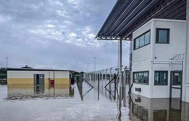 Mais de 1 mil presos são transferidos após penitenciária inundar no RS