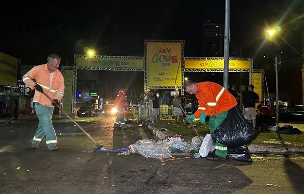 Mais de 100 servidores da Comurg limpam ruas de Goiânia após pré-carnaval