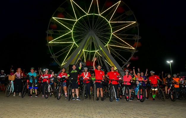 Mais de 200 ciclistas participam do 'Pedal das Luzes' em Goiânia