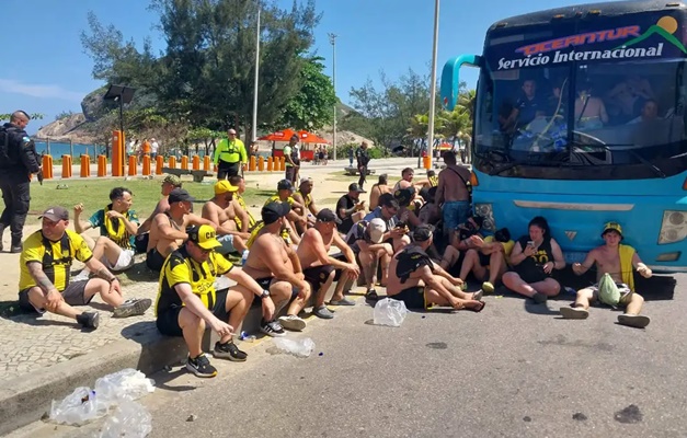 Mais de 200 torcedores do Peñarol são presos por confusão no Rio