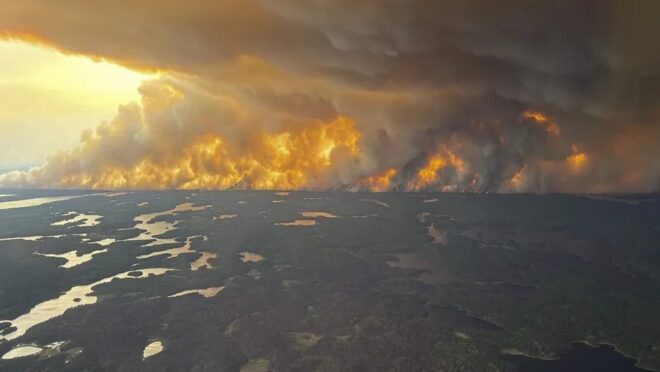 Mais de 25 mil pessoas são retiradas de áreas atingidas por incêndios florestais no Canadá