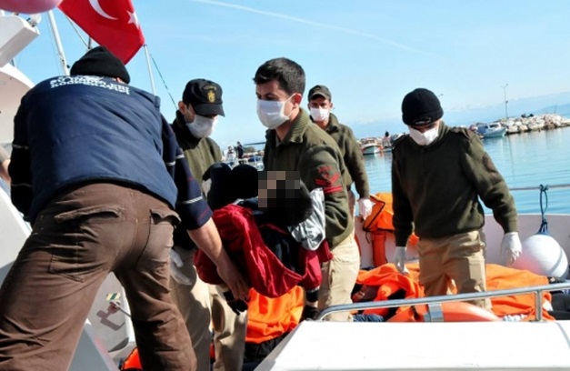 Mais de 30 refugiados morrem afogados tentando chegar à Grécia