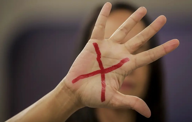 Mais de 70% das agressões contra mulheres têm testemunhas, diz estudo