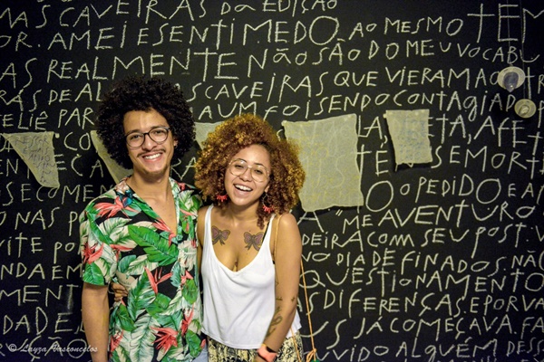 Mana Bernardes participa de happening na Plus Galeria, em Goiânia
