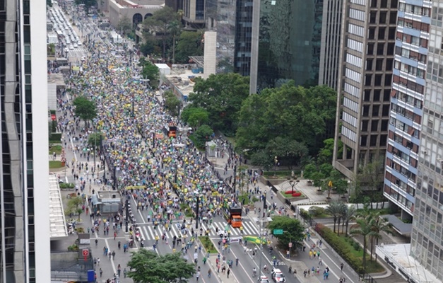 Manifestação contra o PT reúne 5 mil em São Paulo