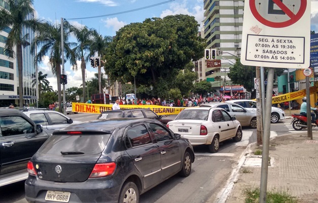 Manifestação contra privatização da Celg bloqueia trânsito na Praça Cívica