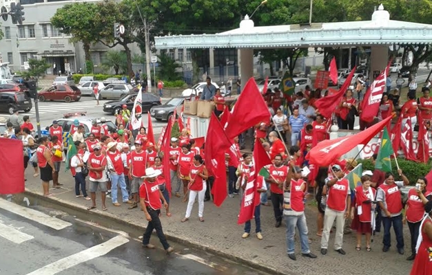 Manifestação pró-Dilma reúne cerca de 200 pessoas em Goiânia, diz PM