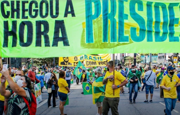 Manifestações a favor de Bolsonaro são realizadas em várias capitais