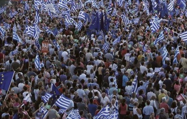 Manifestantes celebram vitória do "não" em referendo na Grécia