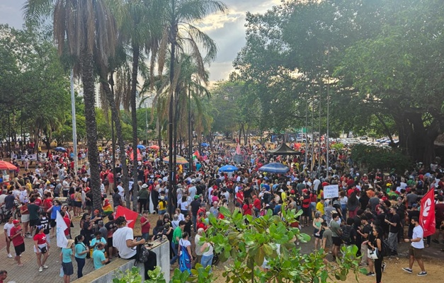 Manifestantes em Goiânia se juntam aos protestos contra a PEC da Blindagem