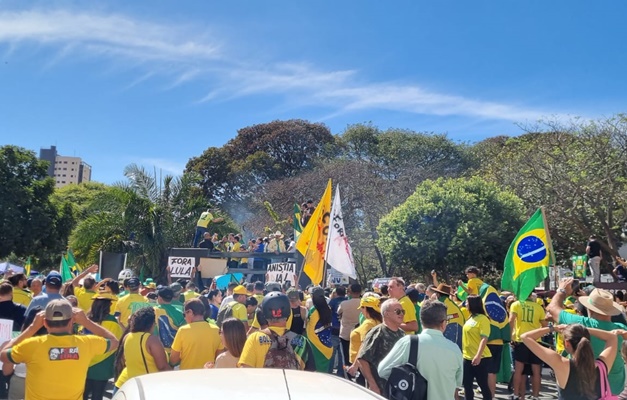 Manifestantes fazem ato em apoio a Bolsonaro na Praça Tamandaré, em Goiânia